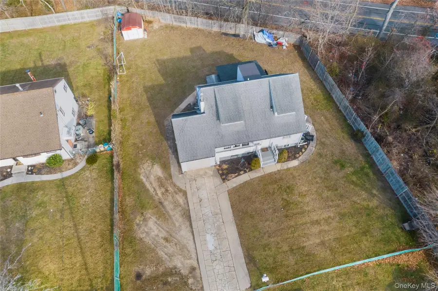 9 Farragut Avenue, Bay Shore, NY 11706 - Image #3