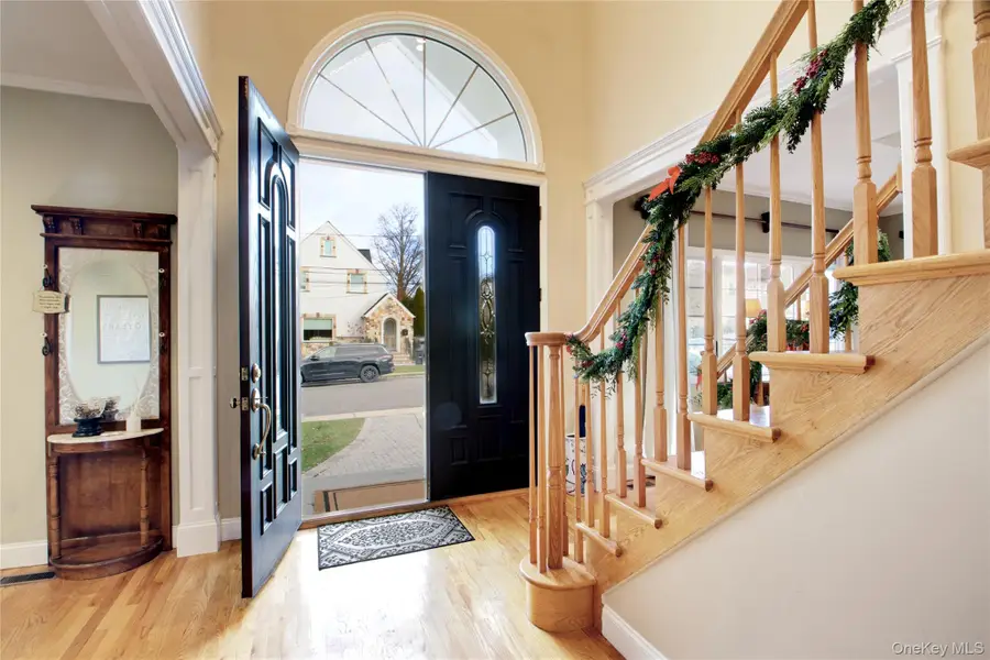 42 Mora Court, Manhasset, NY 11030 - Image #2