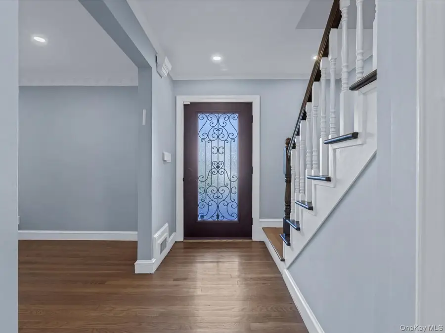 16 Wooleys Lane, Great Neck, NY 11023 - Image #2