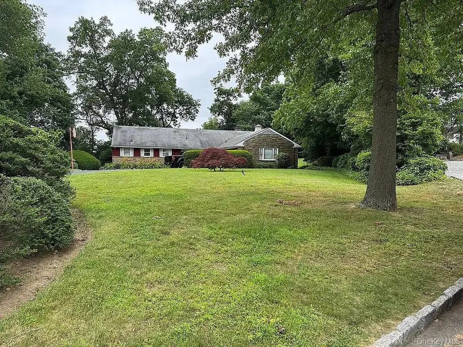 14 Martin Court, Great Neck, NY 11024 - Image #2