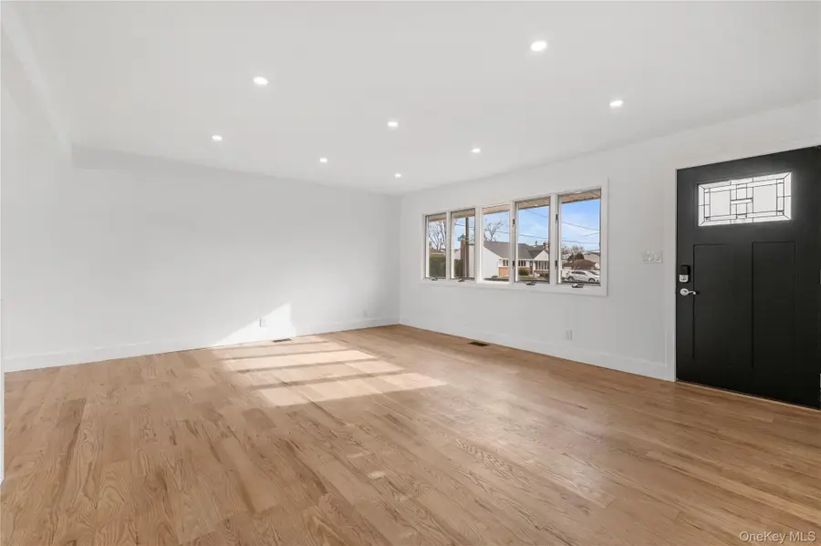 19 Hicks Avenue, Syosset, NY 11791 - Image #3