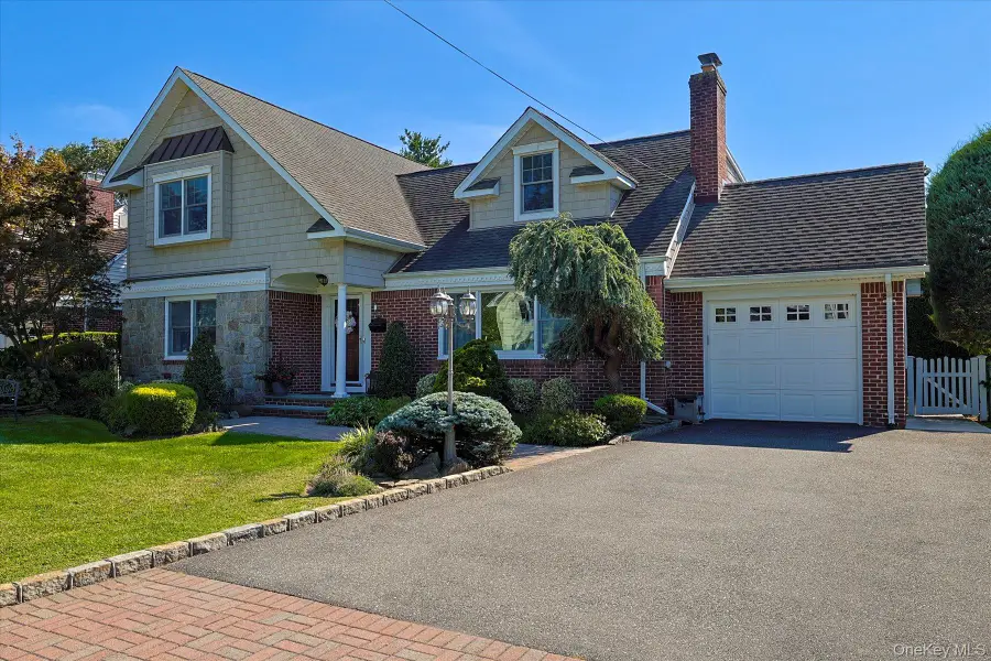 122 Pine Street, Rockville Centre, NY 11570 - Image #2