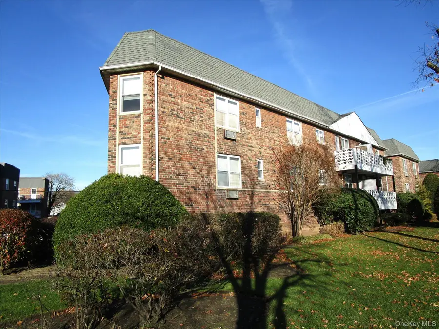 20 Daley Place #128, Lynbrook, NY 11563 - Image #2