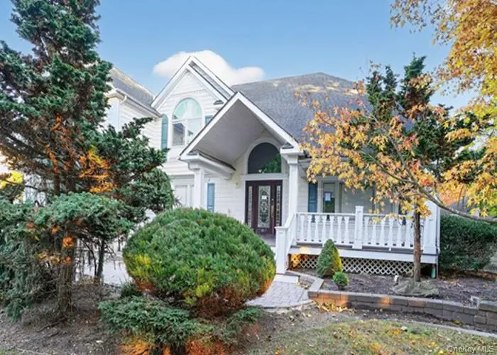 6 Robert Court, Center Moriches, NY 11934 - Image #2