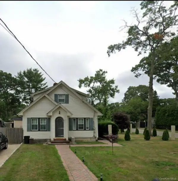 8 Stephen Street, Farmingville, NY 11738