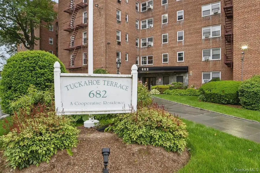 682 Tuckahoe Road #3D, Yonkers, NY 10710 - Image #2