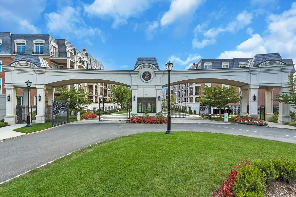 3000 Royal Court #3211, North Hills, NY 11040 - Image #1