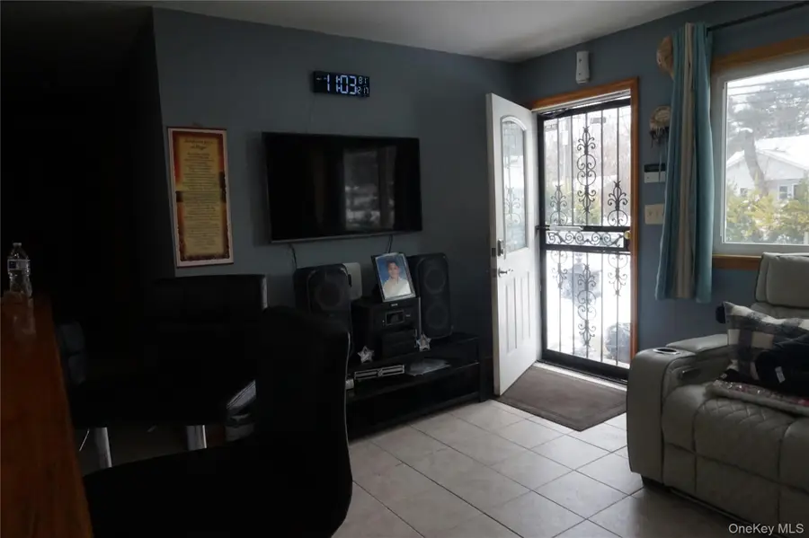 1678 N Thompson Divide, Bay Shore, NY 11706 - Image #3