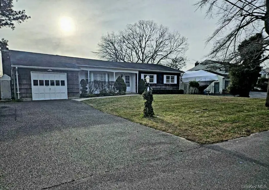 182 Connetquot Drive, Oakdale, NY 11769 - Image #2