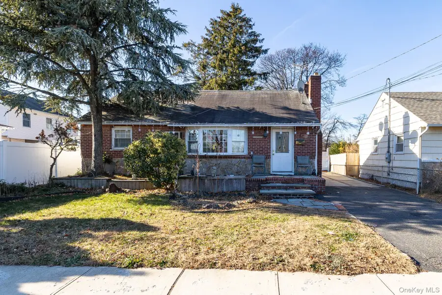 5 Gardner Avenue, Hicksville, NY 11801 - Image #2