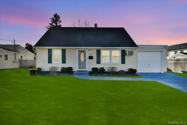 27 Seaton Street, Massapequa, NY 11758