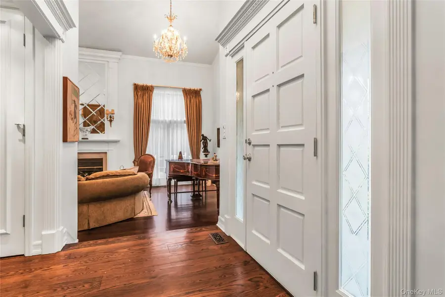 52 Hyde Court, Manhasset, NY 11030 - Image #3