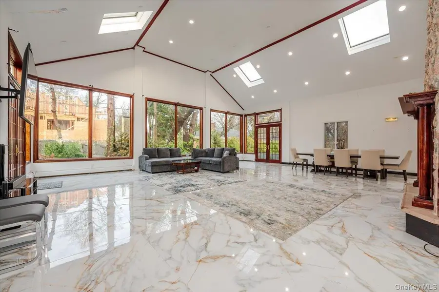 18 Locust Drive, Great Neck, NY 11021 - Image #3