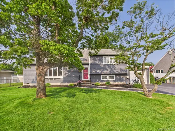 554 S 8th Street, Lindenhurst, NY 11757