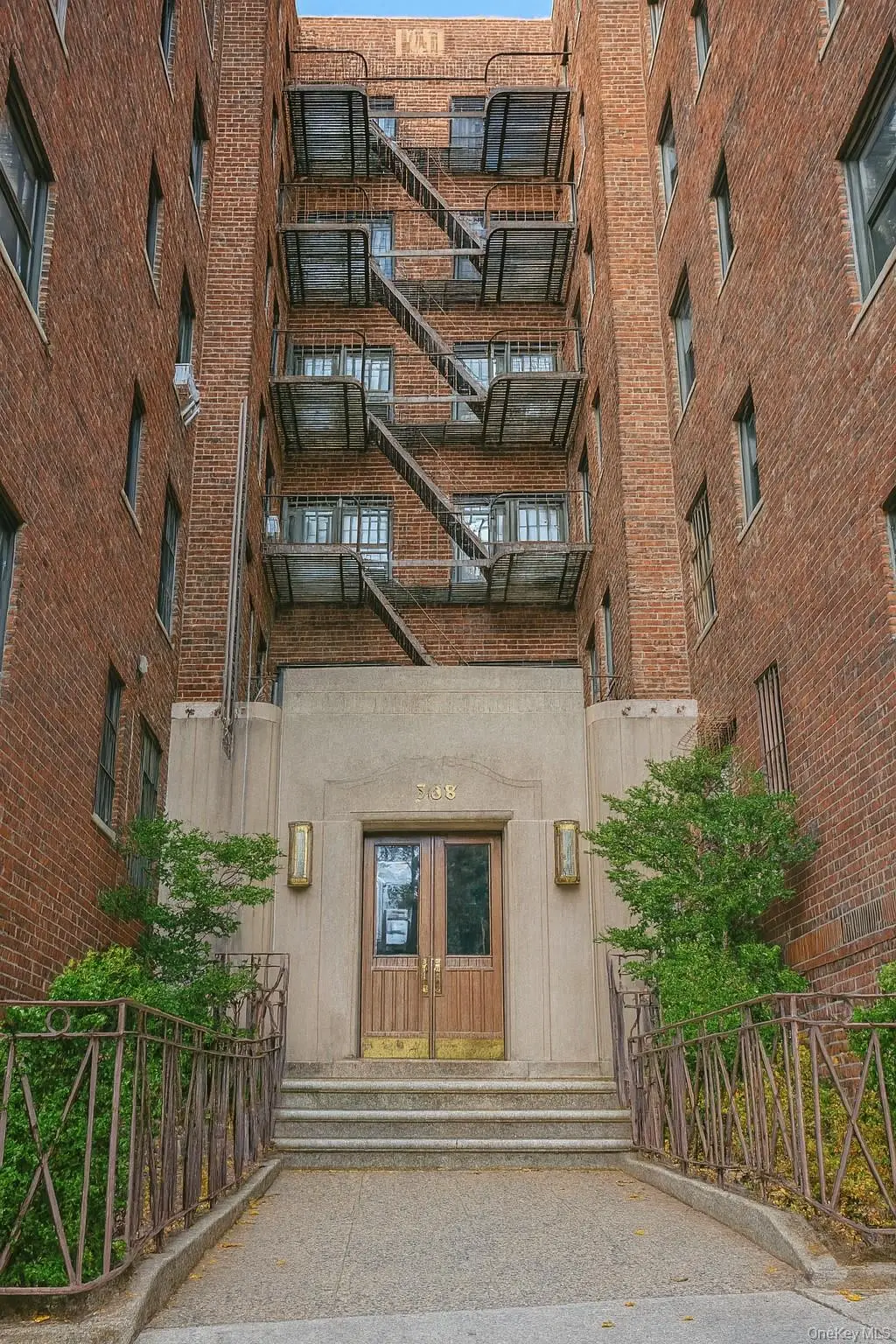 303 E 37th Street #1F, Manhattan, NY 10016 - Image #1