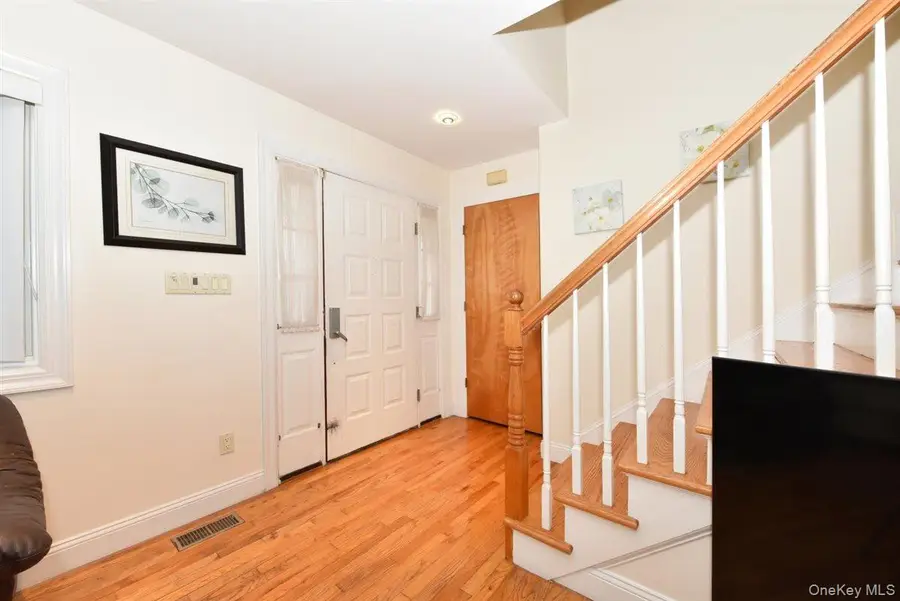 300 Pennsylvania Avenue, Mineola, NY 11501 - Image #3