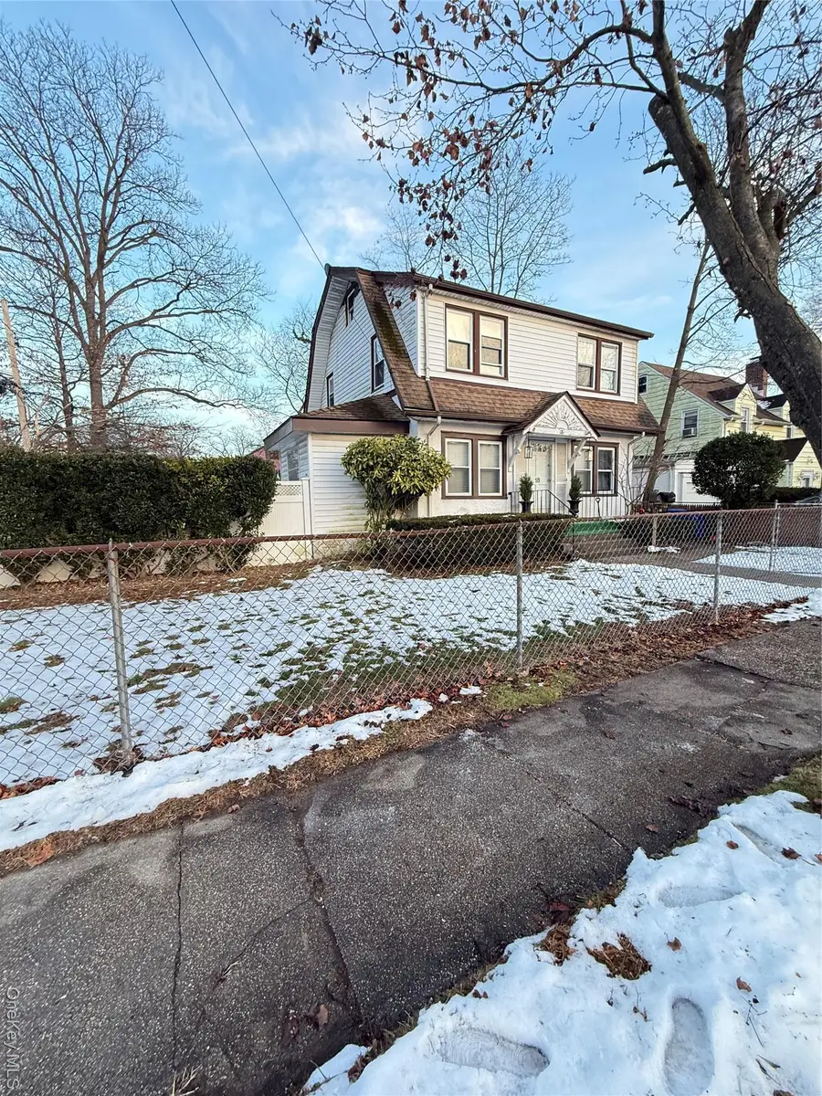 18 Hotchkiss Place, Freeport, NY 11520 - Image #2