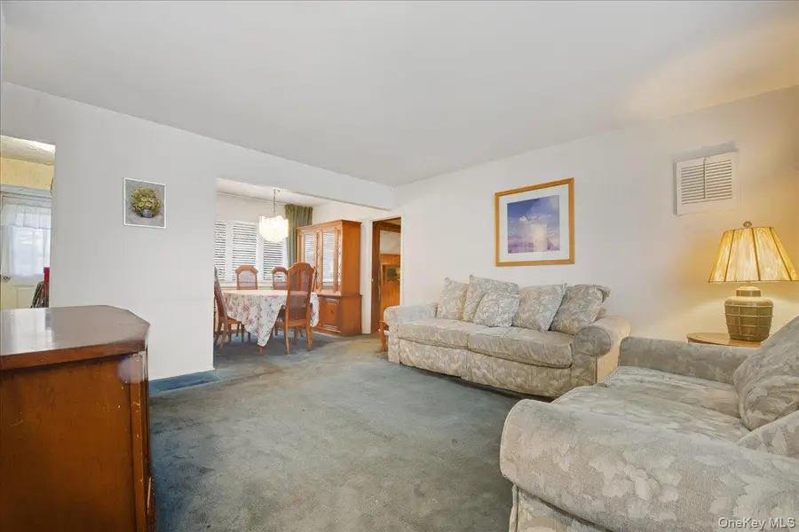 25 Lois Lane, Farmingdale, NY 11735 - Image #3