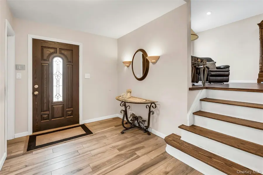 360 Locust Avenue, Oakdale, NY 11769 - Image #3