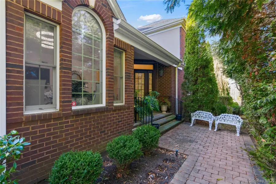 23 Hathaway Lane, Manhasset, NY 11030 - Image #2