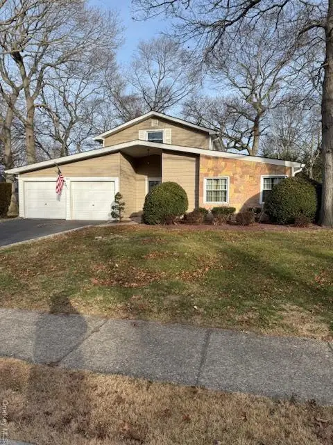 5431 Expressway Drive N, Holtsville, NY 11742