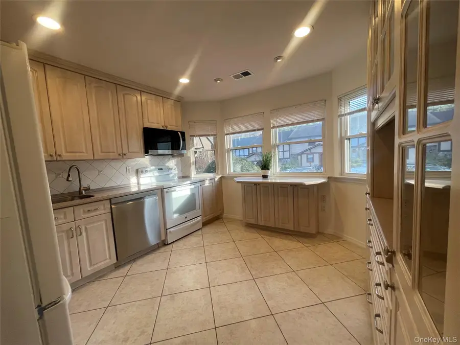 7 Village Lane, Woodbury, NY 11797 - Image #3