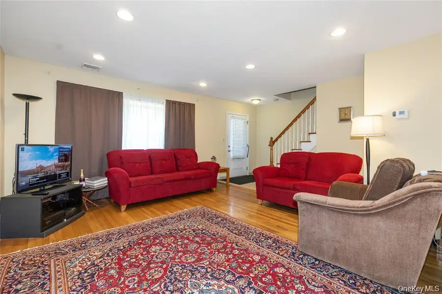 6 Grady Court, Great Neck, NY 11023 - Image #3