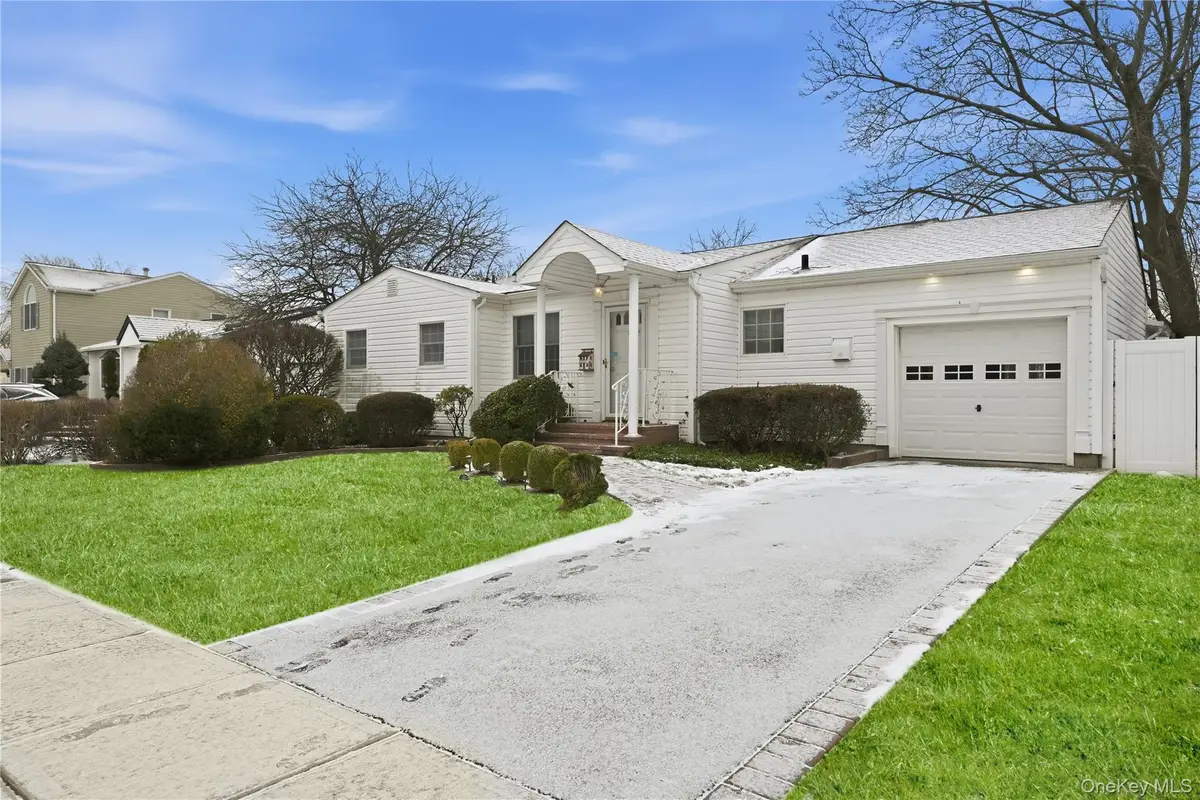 13 Cynthia Lane, Plainview, NY 11803 - Image #1