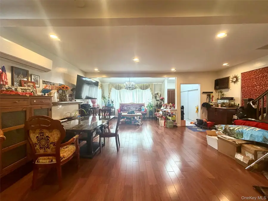 257-17 Pembroke Avenue, Great Neck, NY 11020 - Image #3