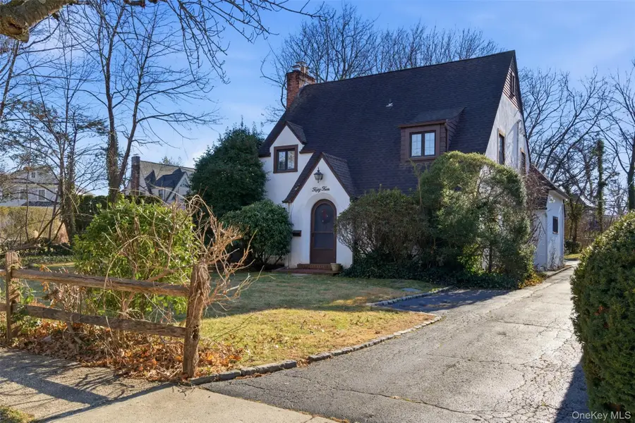 54 Summit Drive, Manhasset, NY 11030 - Image #2