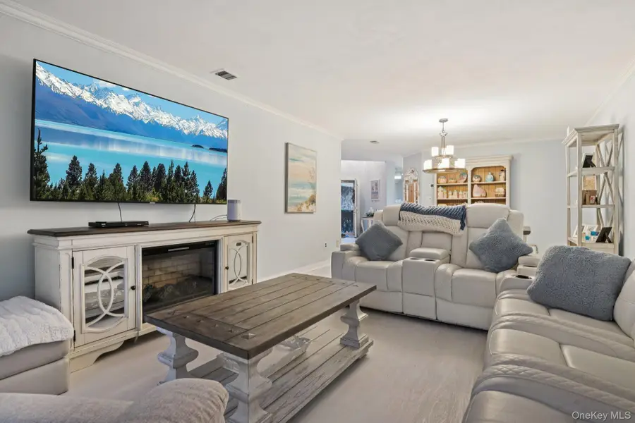 16 Hampshire Court, Holbrook, NY 11741 - #3