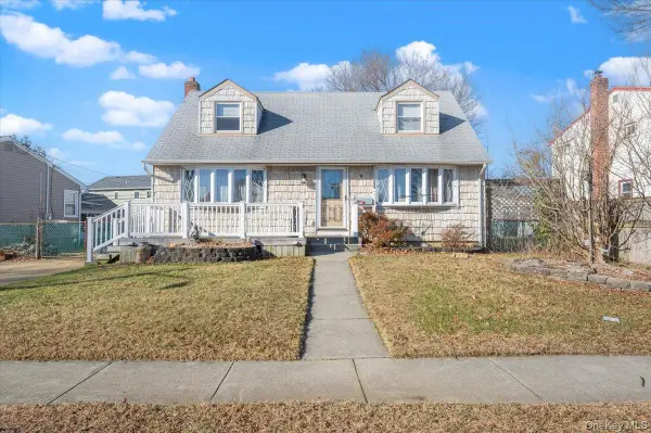 9 Stanford Lane, Hicksville, NY 11801