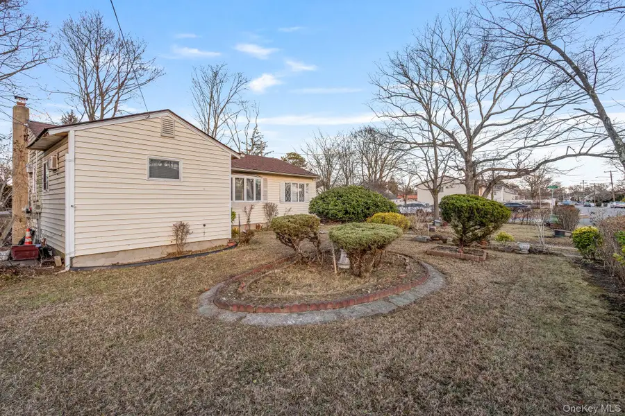 79 Centerwood Street, West Babylon, NY 11704 - Image #3