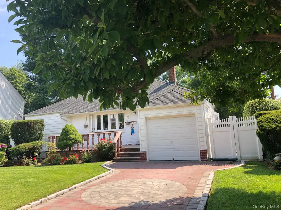 69 Soundview Road, Great Neck, NY 11020 - Image #2