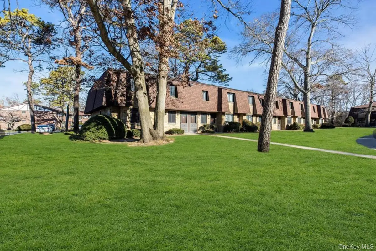 33d Newbrook Ln #33d, Bay Shore, NY 11706 - Image #1
