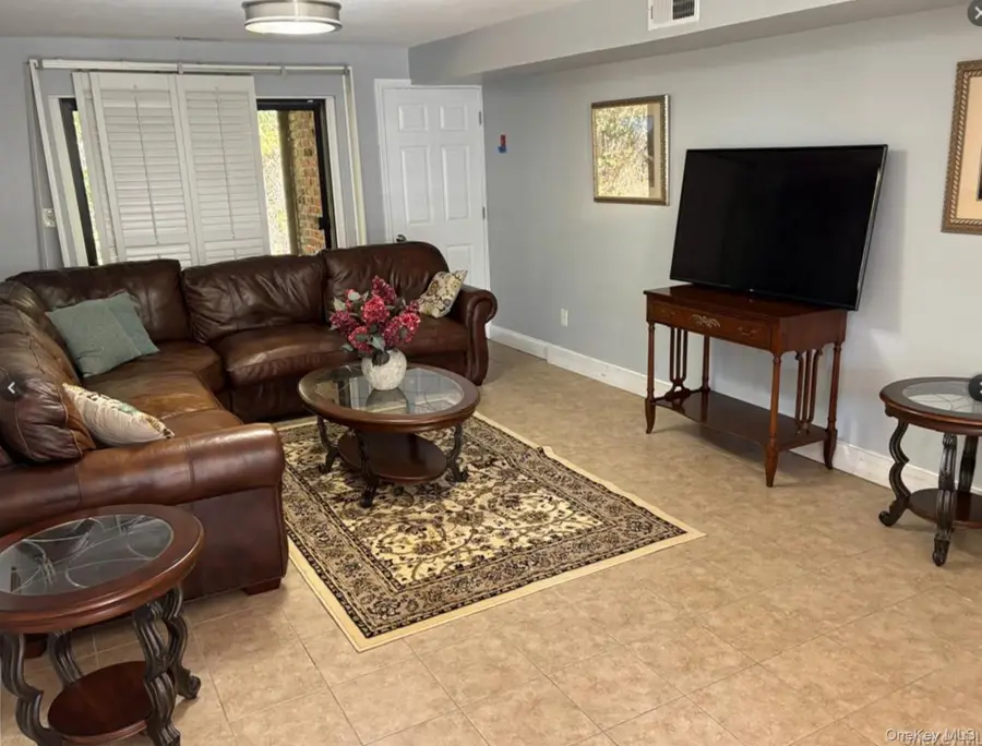 33d Newbrook Ln #33d, Bay Shore, NY 11706 - Image #3