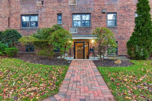 52 Brompton Road #52, Great Neck, NY 11021