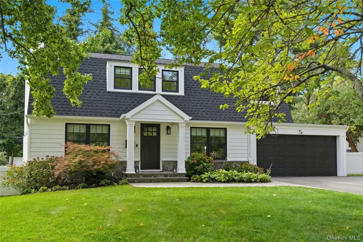 17 Entrance Road, East Hills, NY 11577 - Image #1