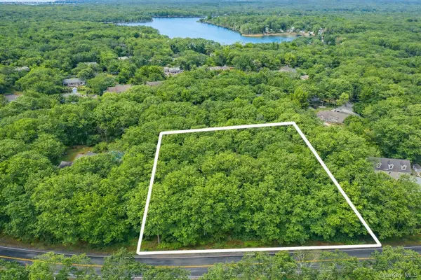 660 N Magee Street, Southampton, NY 11968