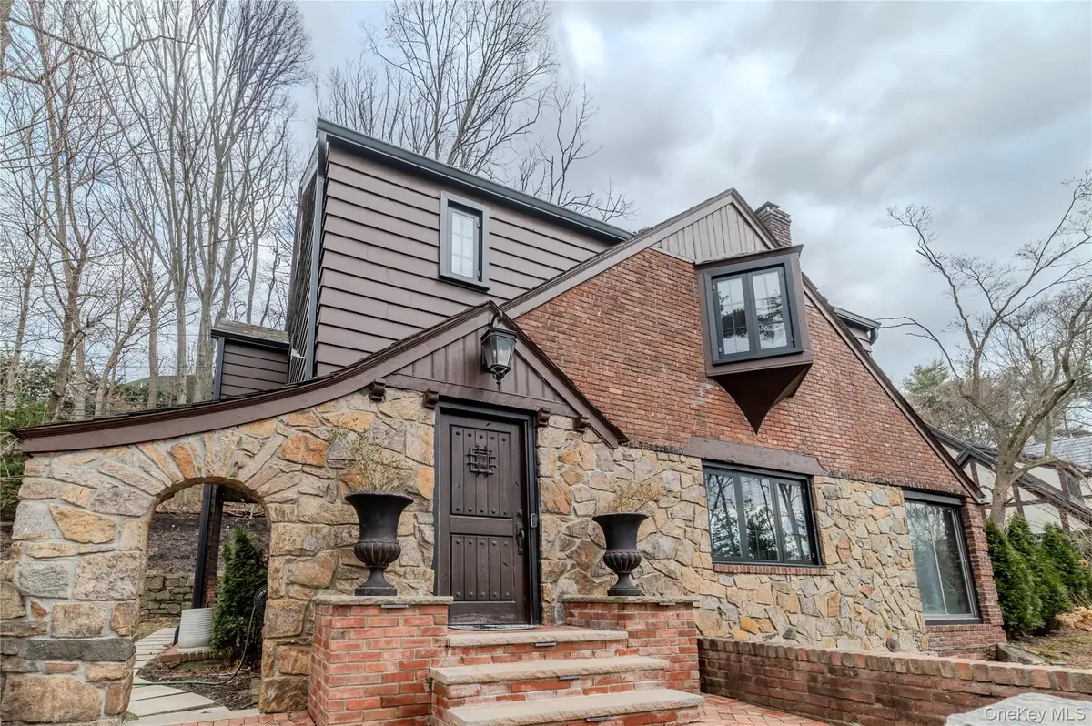 15 Sinclair Martin Drive, Roslyn Estates, NY 11576 - Image #1