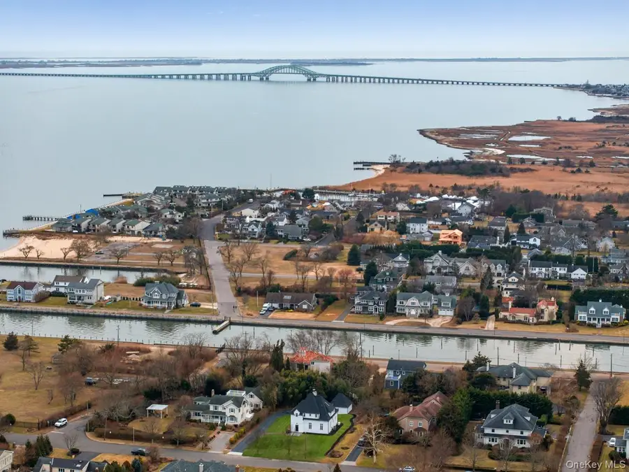 33 S Windsor Avenue, Brightwaters, NY 11718 - Image #2