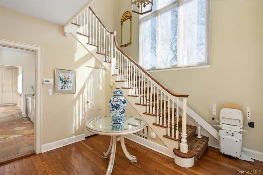 19 Amherst Road, Great Neck, NY 11021 - Image #2