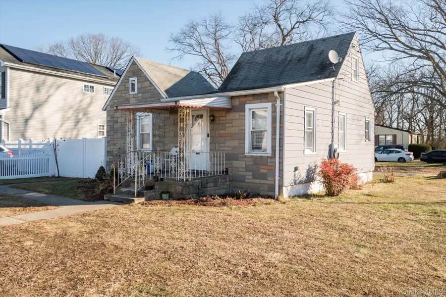 283 Washington Avenue, Amityville, NY 11701 - Image #2