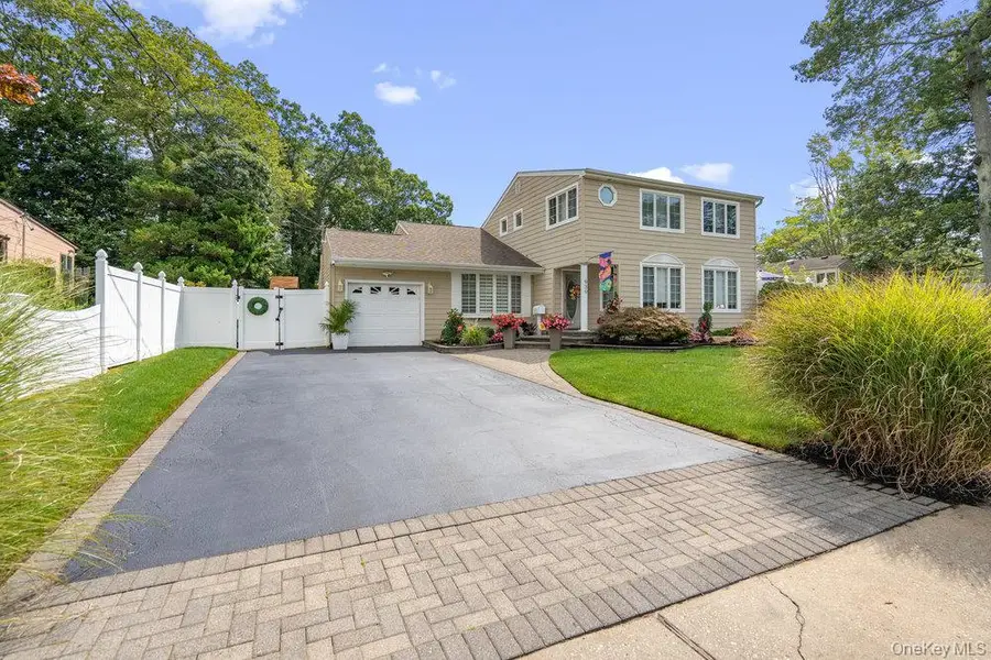 939 Manor Lane, Bay Shore, NY 11706 - Image #2