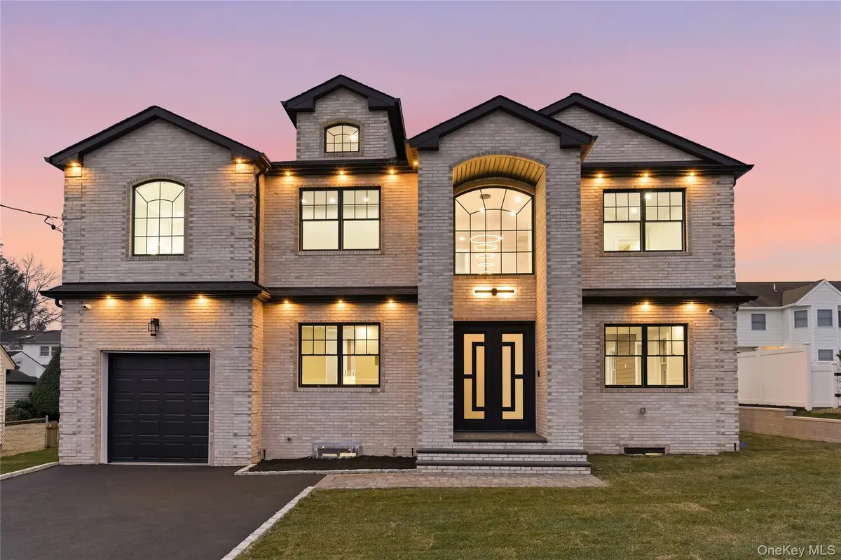 12 Lee Avenue, Albertson, NY 11507 - Image #1