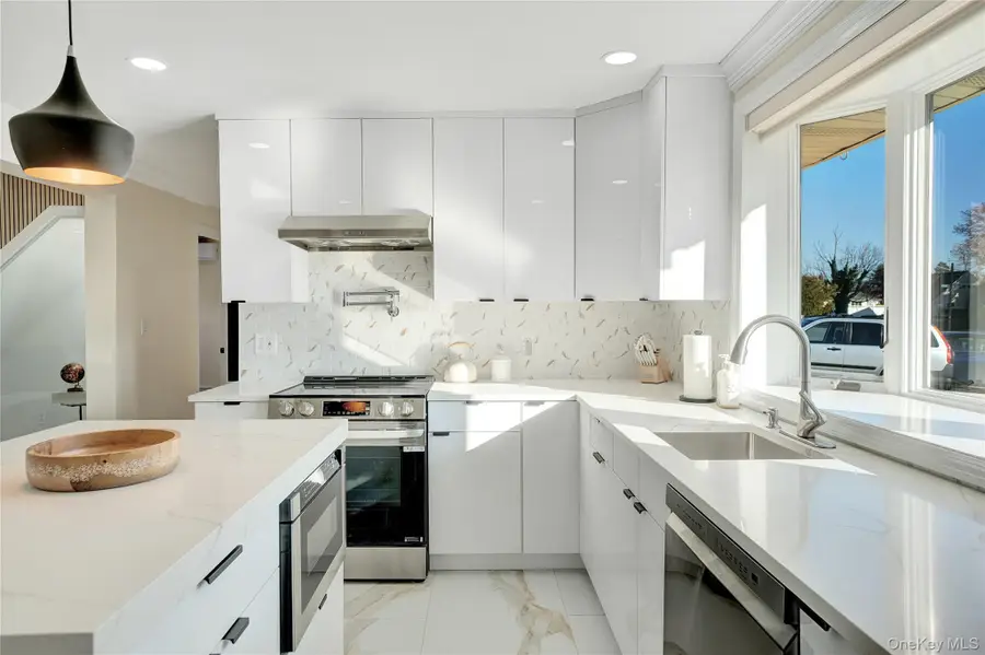 9 Autumn Lane, Hicksville, NY 11801 - Image #3