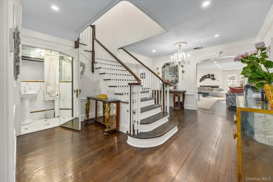 30 Wildwood Drive, Great Neck, NY 11024 - Image #2