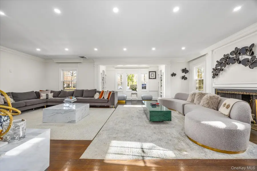 30 Wildwood Drive, Great Neck, NY 11024 - Image #3