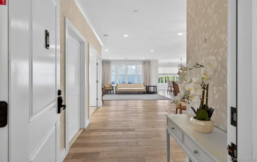 25102 Aspenwood Drive, Plainview, NY 11803 - Image #3