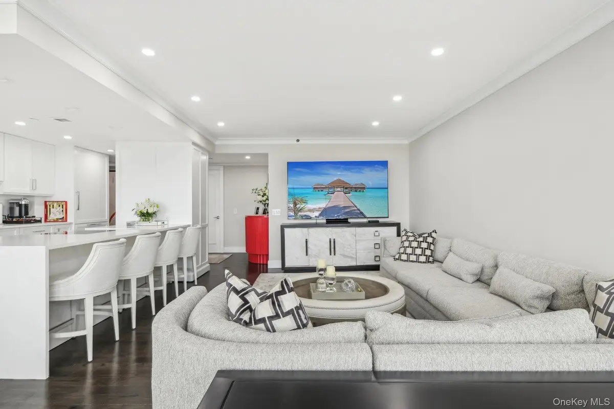 100 Hilton Avenue #901, Garden City, NY 11530 - Image #1